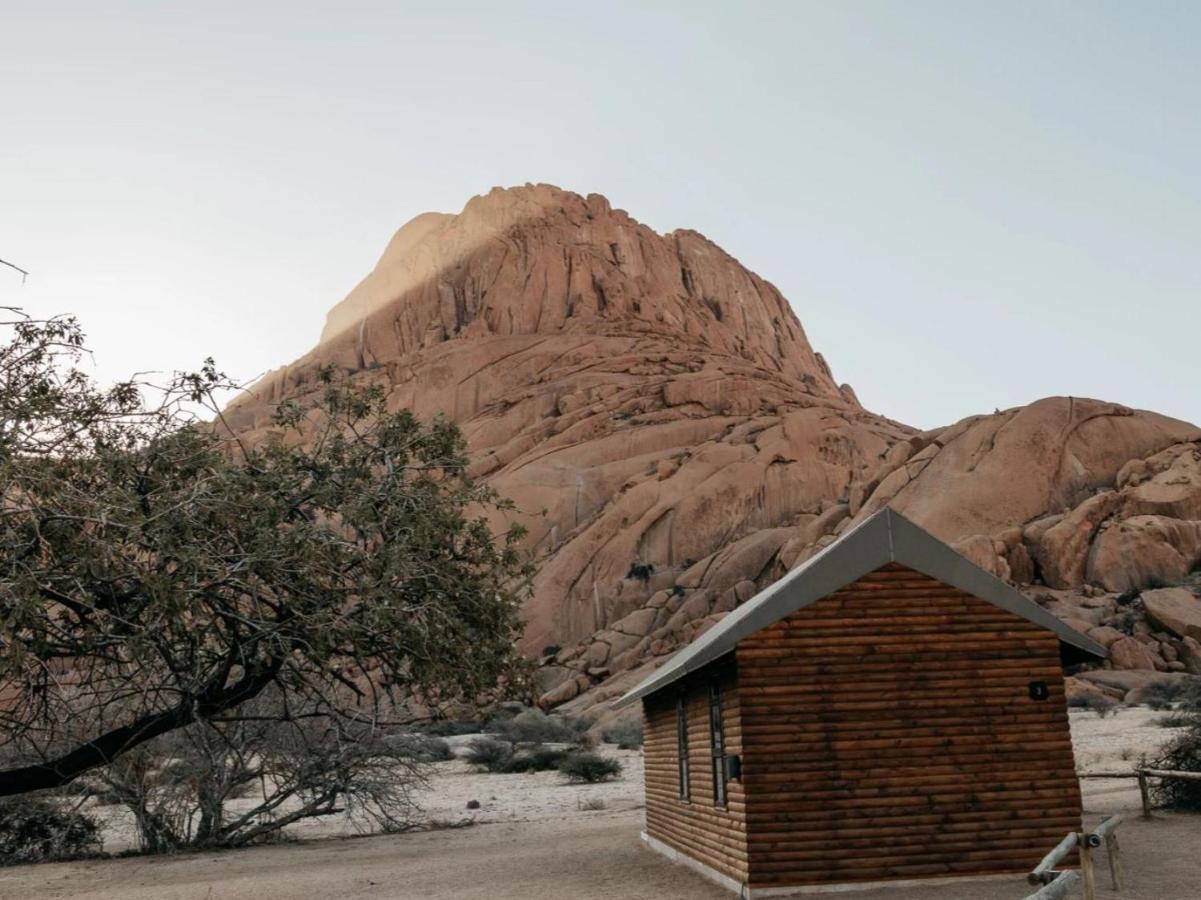 Spitzkoppe Cabin Camp Usakos Bagian luar foto